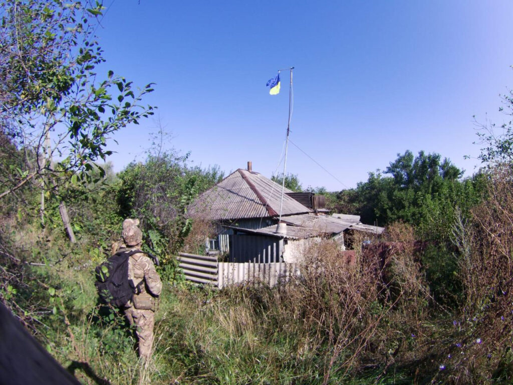 Пограничники подняли флаг Украины в двух селах Харьковской области