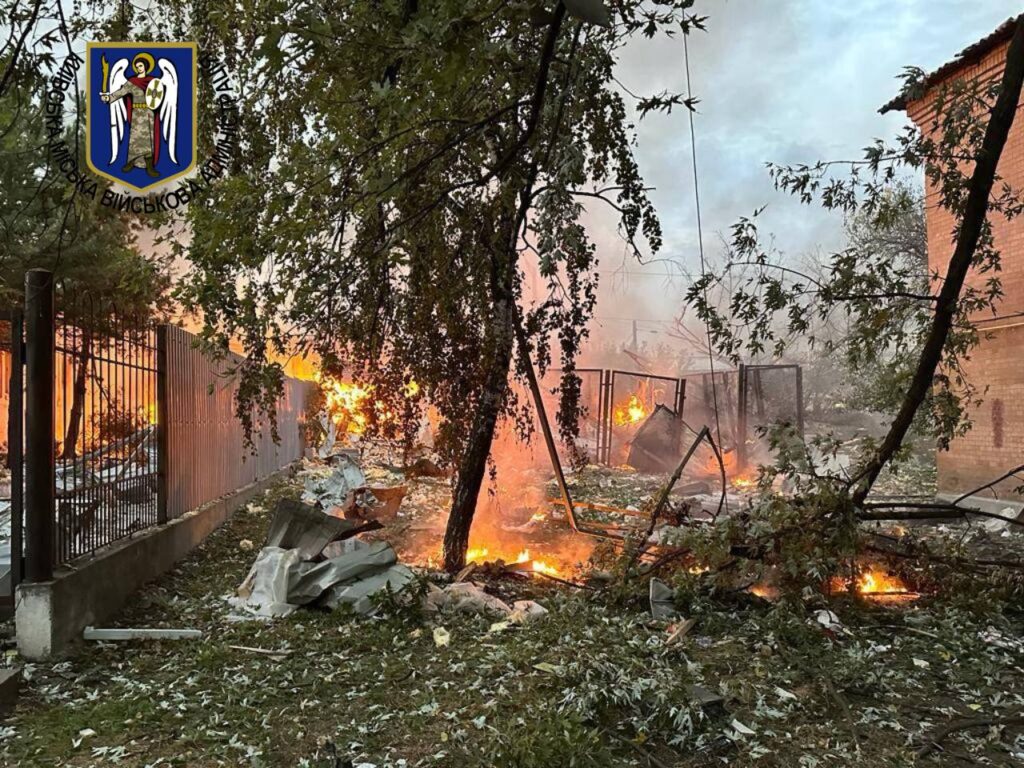 Росіяни вночі атакували Київ: семеро людей постраждали, серед них дитина, є значні руйнування