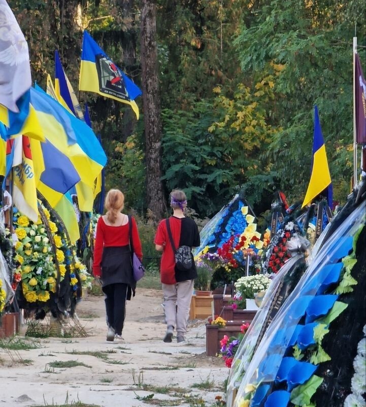 Мародерили на кладовищі: поліція Києва викрила групу неповнолітніх розкрадачів могил українських захисників