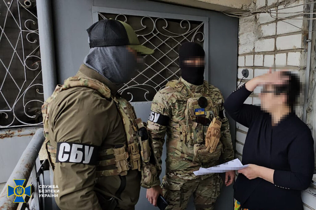 У Херсоні затримали навідницю, яка допомагала коригувати російські атаки