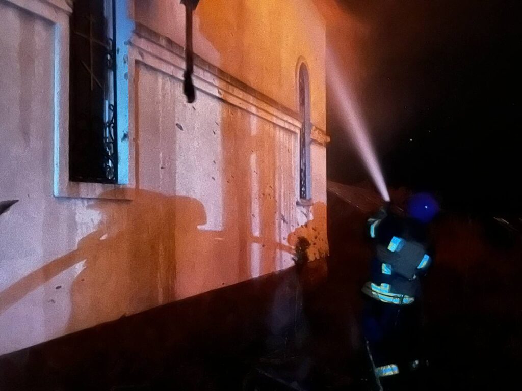 На Донеччині через російський обстріл загорілася церква
