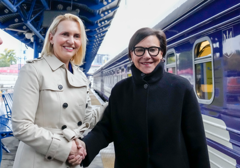 До Києва приїхала спецпредставниця США з питань відбудови України