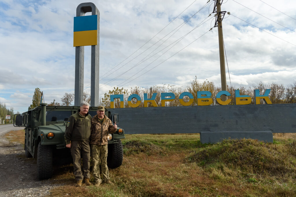 Порошенко в Донецкой области показал, с какой скоростью ездят американские «Хамви»