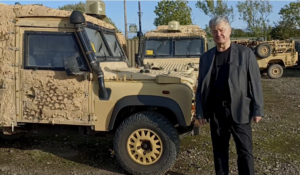 Порошенко купил для ВСУ в Великобритании бронированные Land Rover для эвакуации, грузовика и бензовоза