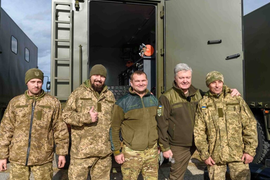 Рекордними темпами нищать русню: Порошенко привіз ремонтну техніку у бригади та батальйони на східний фронт