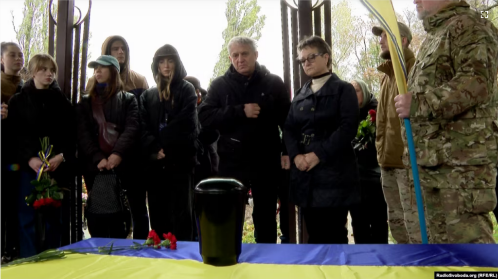 Знущання  з пам’яті героїв: рідні полеглих воїнів ховають їх прах, не дочекавшись Національного військового кладовища
