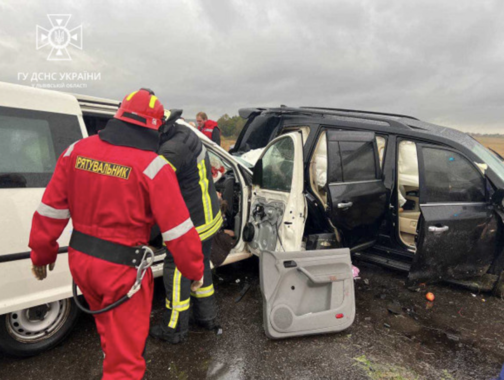 На Львівщині трапилась жахлива ДТП: троє загиблих, багато поранених