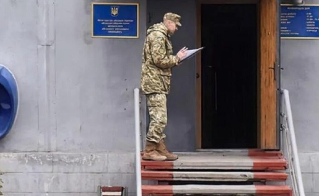 В Закарпатье группа людей пыталась штурмовать здание ТЦК: все детали инцидента