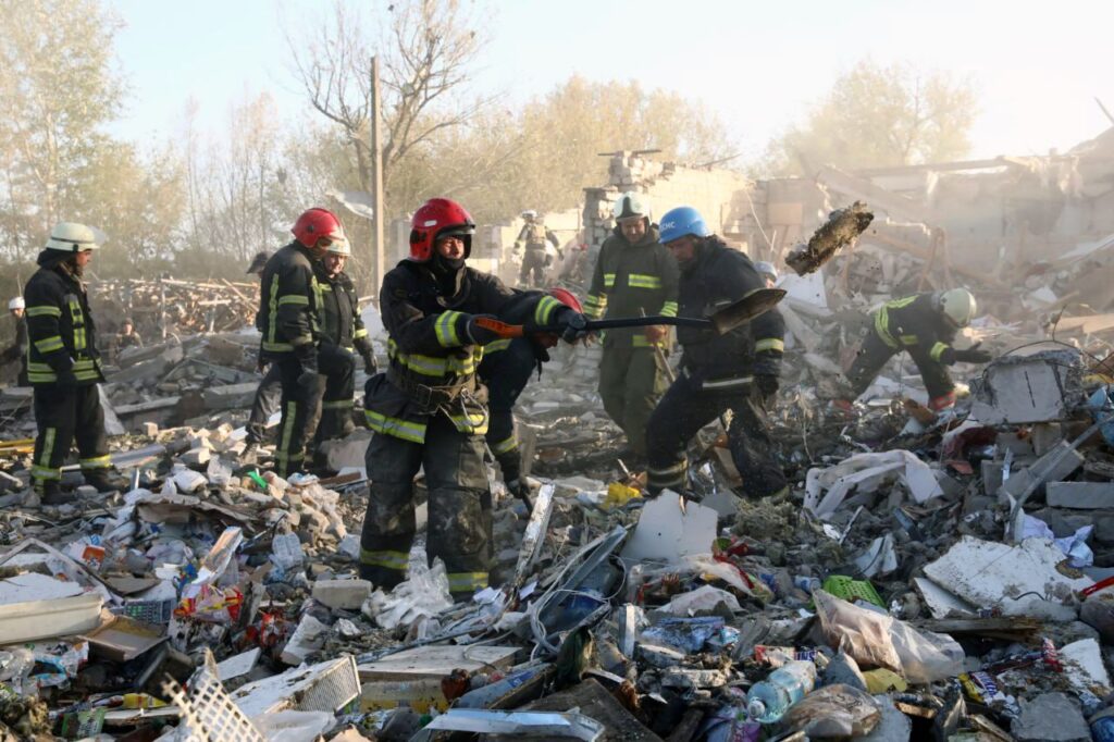 Війська РФ обстріляли село на Харківщині: двох поранених дістали з-під завалів