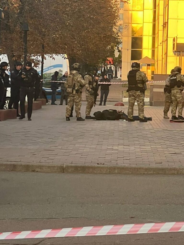 В Киеве вооруженный мужчина ворвался в бизнес-центр и устроил стрельбу: детали инцидента