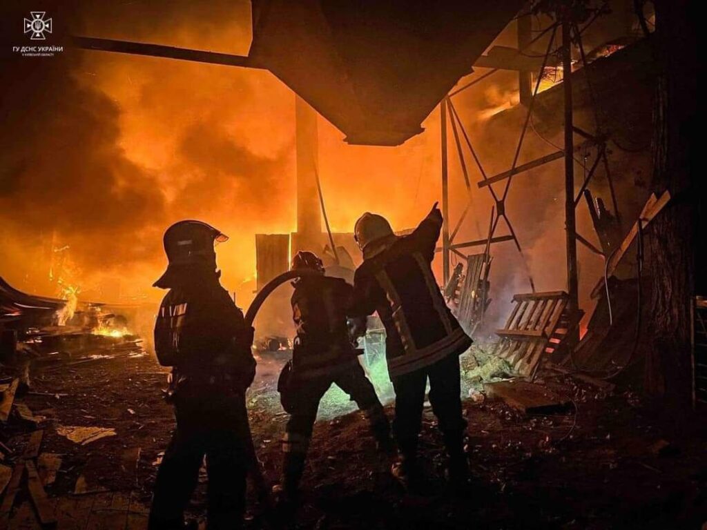 Вночі на Київщині сталася масштабна пожежа на площі 1000 квадратних метрів: фото наслідків