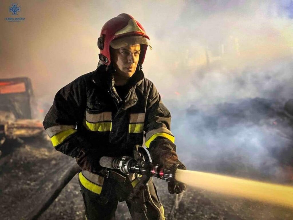 A large-scale fire broke out in Dnipro: the city was covered in black smoke