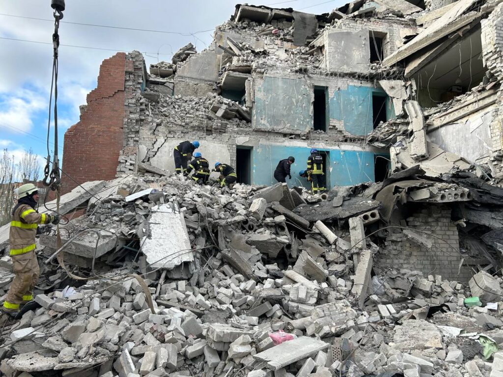 Росіяни вдарили по гуртожитку в Слов’янську: під завалами шукають людей