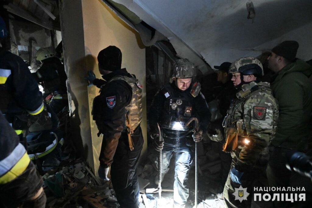 Ракетний удар по Запоріжжю: загроза обвалу багатоповерхівки перешкоджає роботі рятувальників