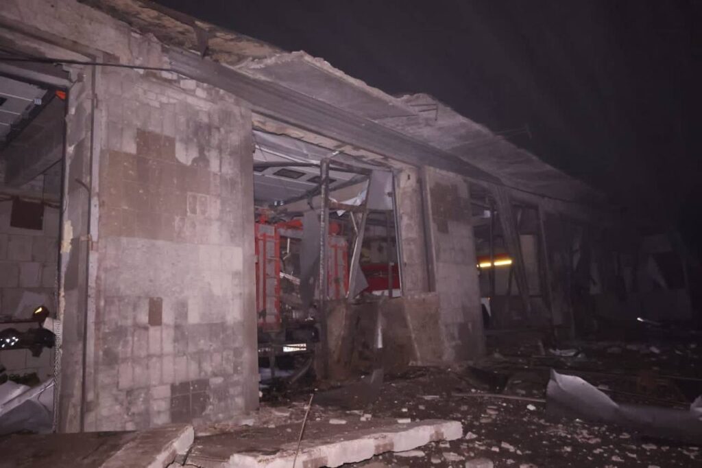 Окупанти вночі вдарили по пожежній частині в Ізюмі: поранили вісім людей та пошкодили 13 одиниць техники