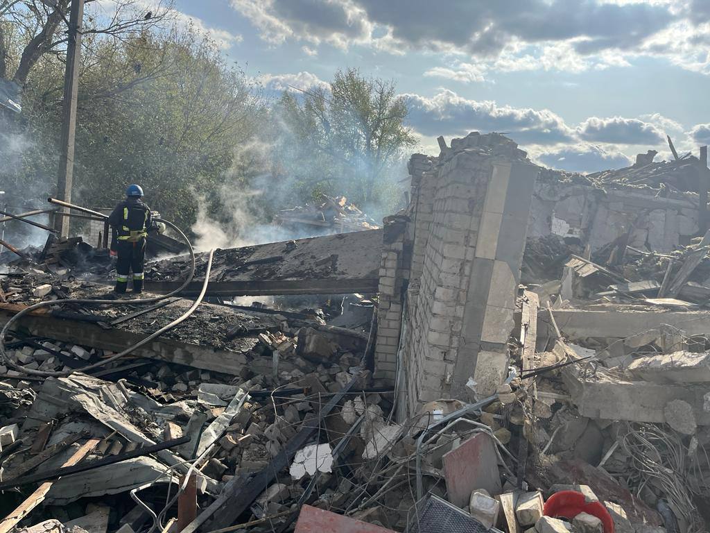 Росіяни вдарили по кафе-магазину на Харківщині, де проходив поминальний обід: щонайменше 50 загиблих, серед них дитина