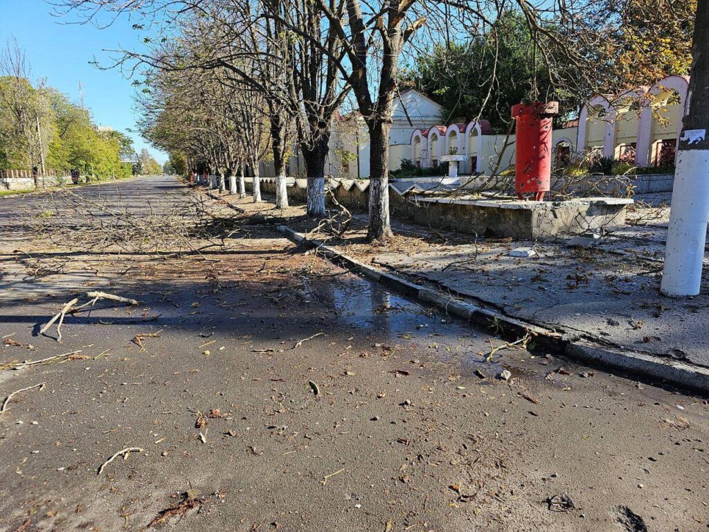 Армія РФ обстріляла Херсон: влучила в транспортне підприємство, є постраждалі