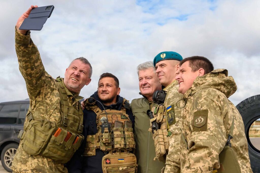 Сподіваються наступного разу зустрітися на тому березі Дніпра: Порошенко привіз морпіхам на Херсонщину техніку і спорядження