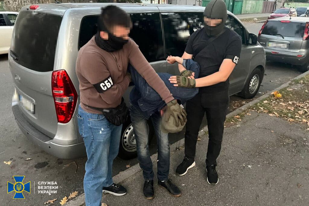 У Києві затримали завербованого ФСБ підприємця, який вступив до школи “Армії дронів”, щоб шпигувати за ЗСУ