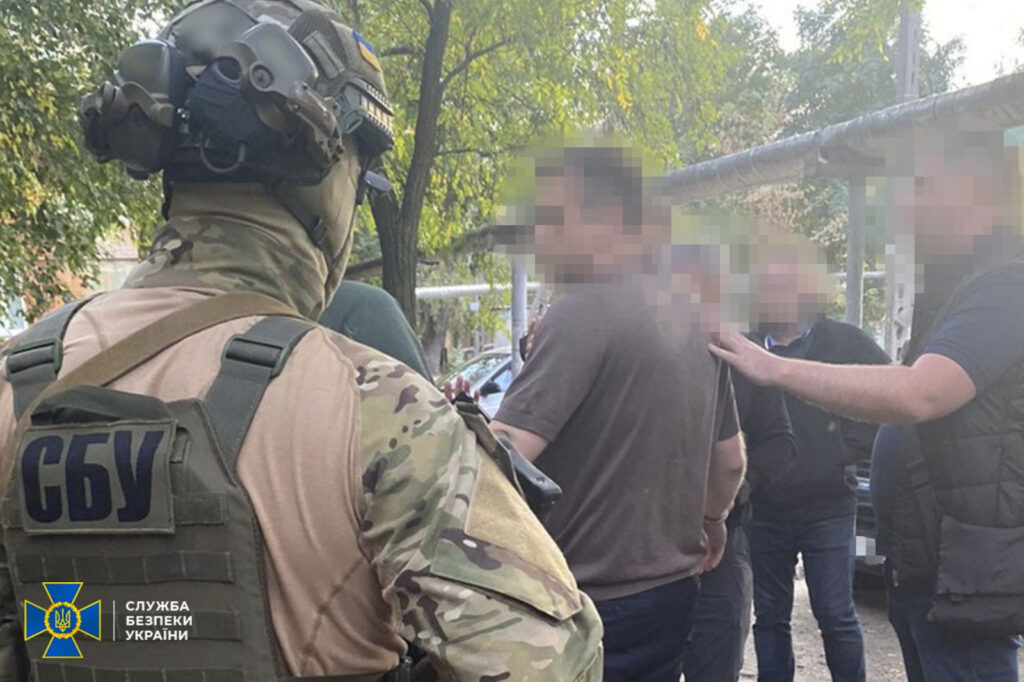 Хотів “відмазати” злочинця від ув’язнення: у Дніпрі затримали прокурора під час отримання хабаря