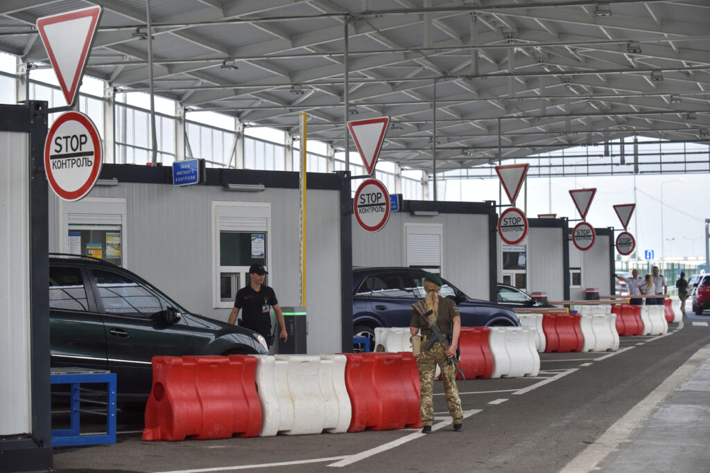 В Україні пропонують послабити правила виїзду за кордон: кого це стосується
