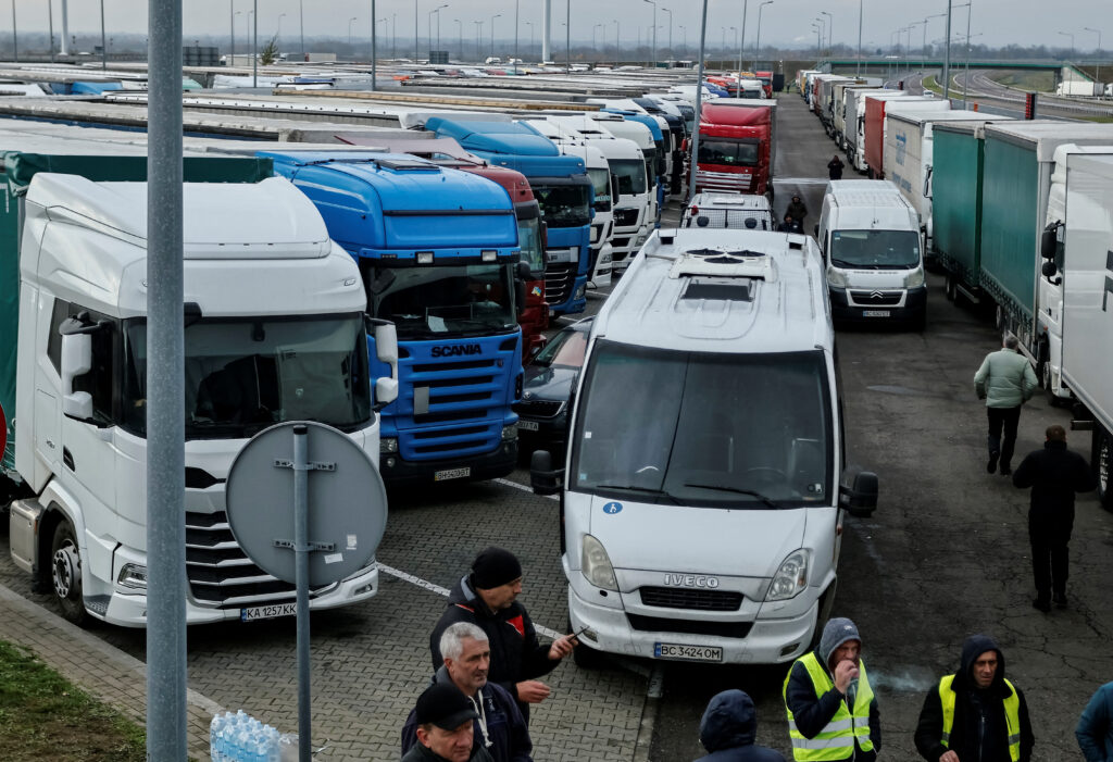Заблоковано три напрямки, у черзі понад дві тисячі вантажівок: у ДПСУ розповіли про ситуацію на кордоні з Польщею