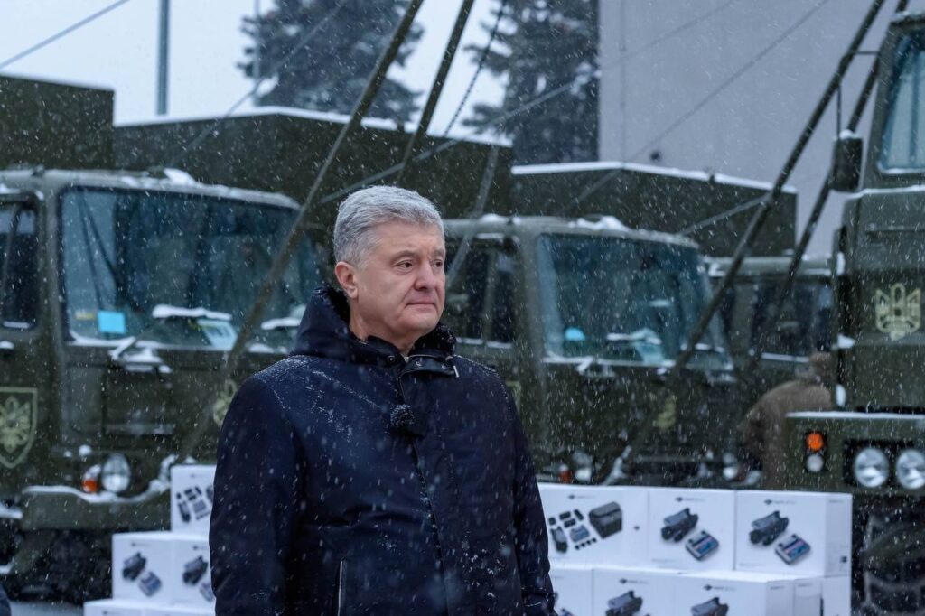 Новий рекорд: Порошенко везе на фронт техніку на 51 млн грн – вантажівки, дрони і півтисячі дефіцитних шин