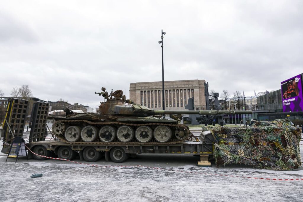У столиці Фінляндії показово виставили підбитий ЗСУ російський танк: РФ виразила ноту протесту