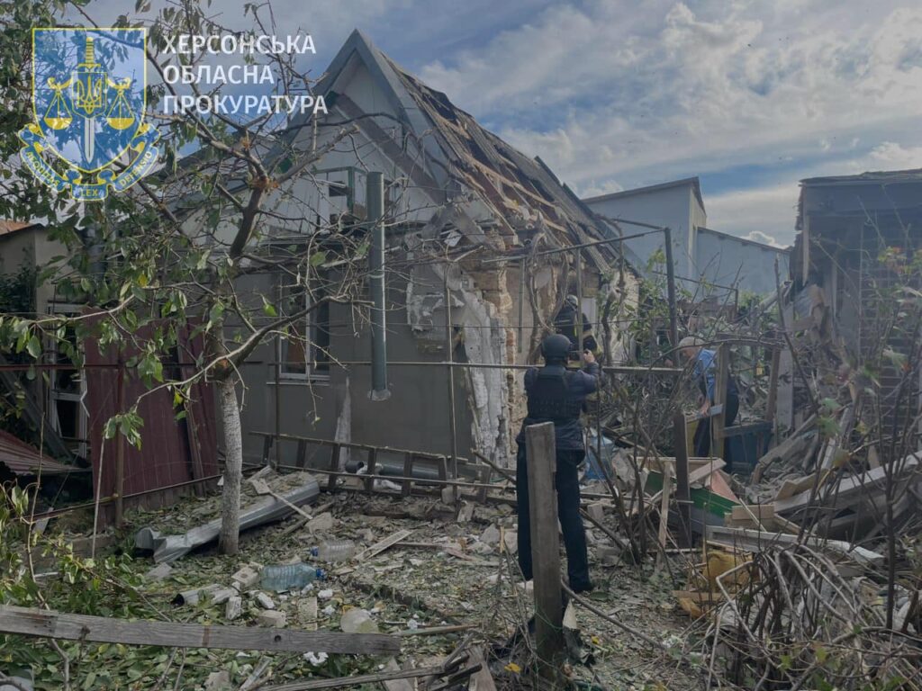 Окупанти двічі обстріляли Херсон: п’ятеро людей отримали поранення