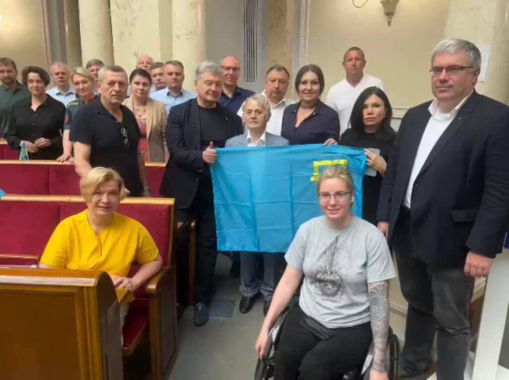 Стало відомо, що Петро Порошенко подарував Мустафі Джемілєву на ювілей