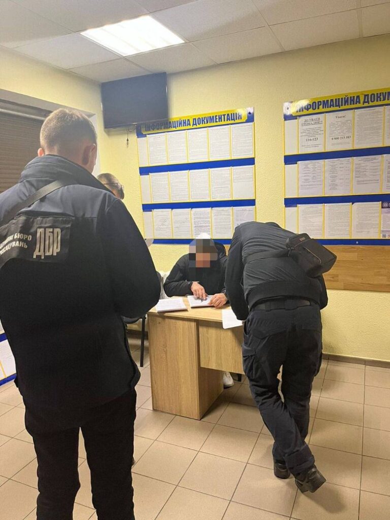 Через відмову отримати повістку: в Одеському ТЦК жорстко затримали та одягли кайданки на чоловіка
