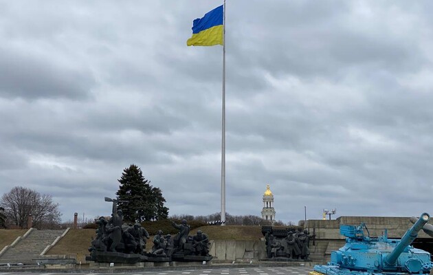 У Києві вітер пошкодив найбільший в Україні державний прапор