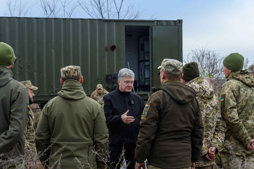 Порошенко привіз танкістам техніку і розповів, що відбувається із законом про УБД
