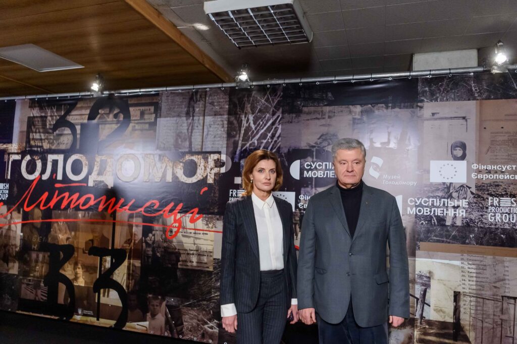 Порошенко на премʼєрі фільму про Голодомор: треба зміцнювати армію, щоб Україна могла себе захищати
