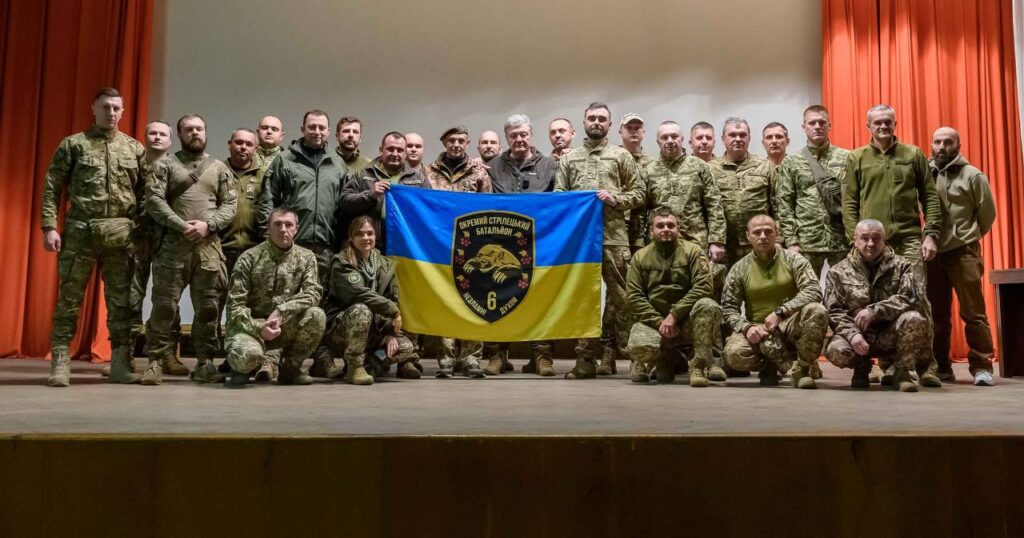 Де воюють депутати: Порошенко побував у стрілецькому батальйоні