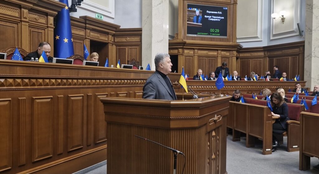 Порошенко в Раді: перед вторгненням росія пригнала на кордони зерновози, щоб знову красти наше збіжжя
