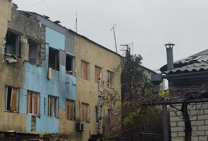 Росіяни вдарили по багатоповерхівці у Херсоні: серед поранених є дитина