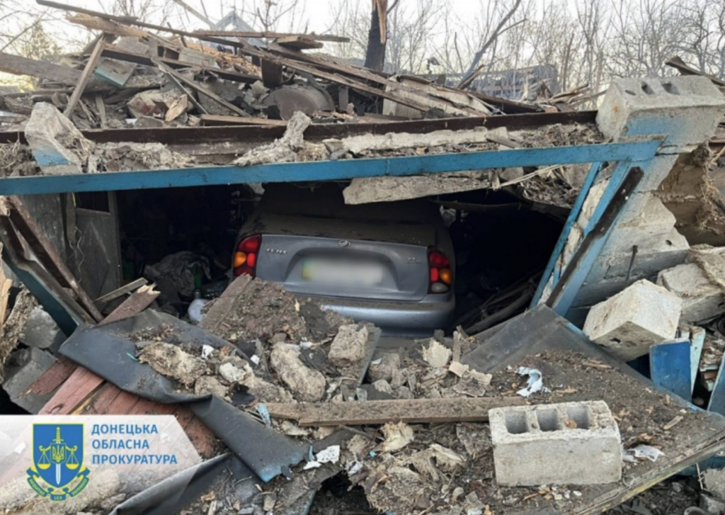 Окупанти обстріляли касетними боєприпасами село на Донеччині, є загиблі