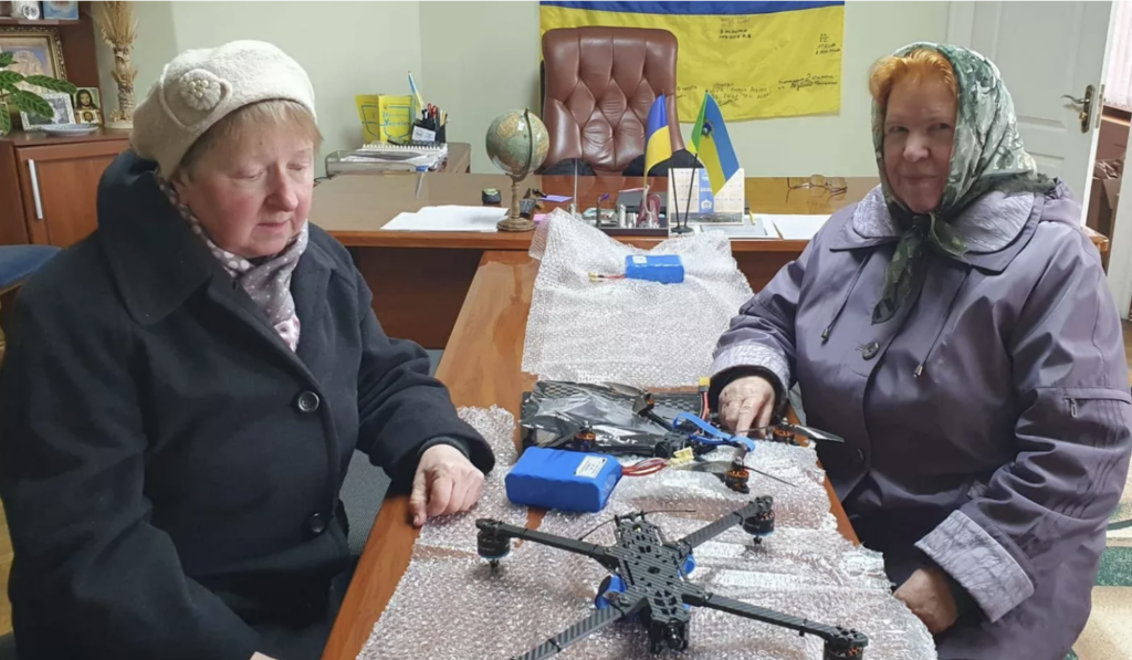 Дві українські пенсіонерки придбали для військових два дрони-камікадзе