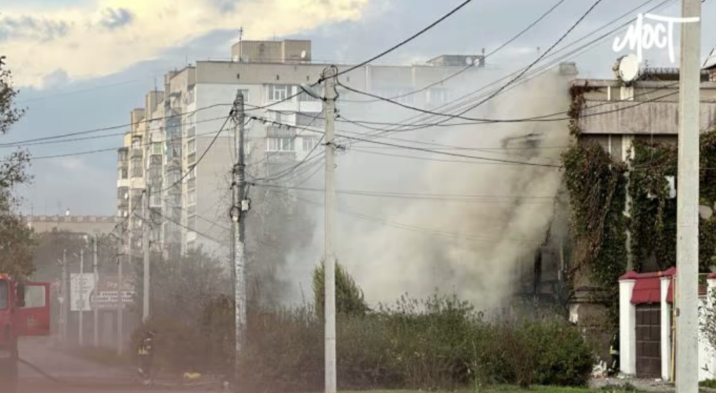 Є загиблий та поранені: росіяни обстріляли Херсон, влучили у будинок депутата “ЄС”