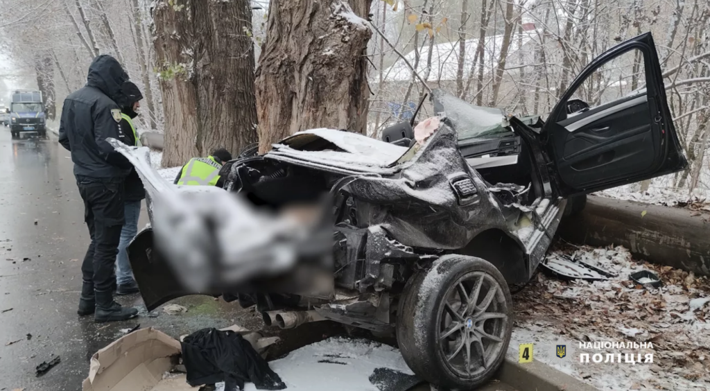 У Чернівцях водій BMW влетів у дерево, троє загиблих