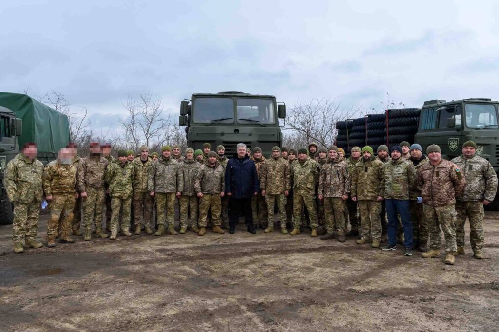 Порошенко розповів на Сході, що ініціює повернення військового ПДФО бригадам ЗСУ