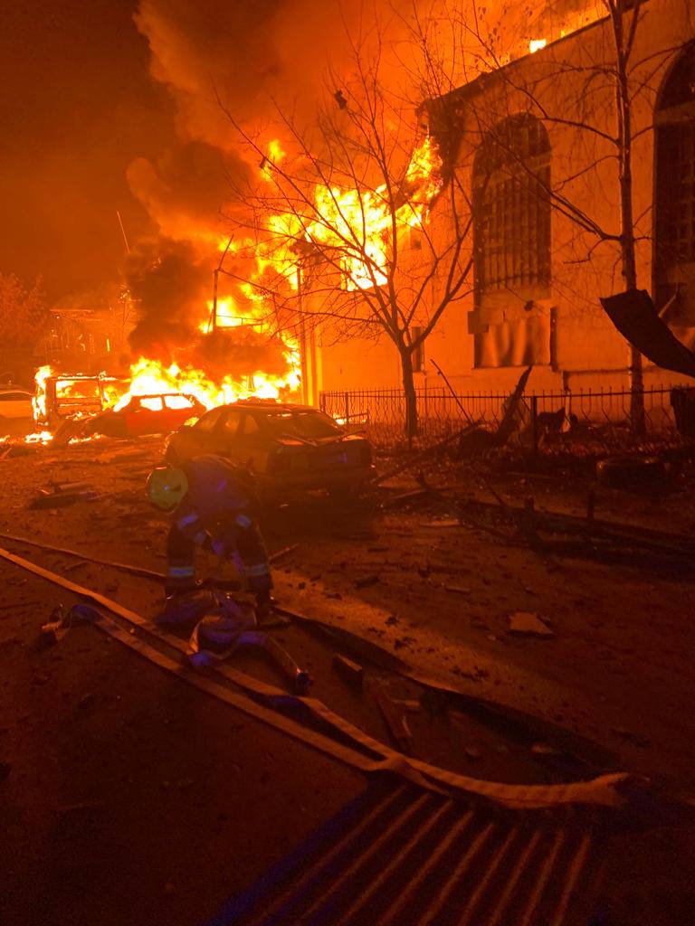 Військові РФ вночі обстріляли Харків та область: на місці влучань зайнялися пожежі, є значні руйнування