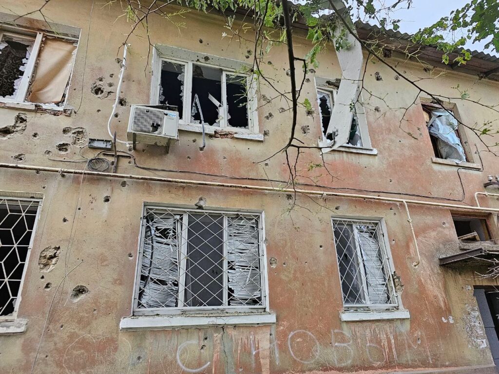 Військові РФ вдарили по центру Херсона, поранили трьох мирних жителів