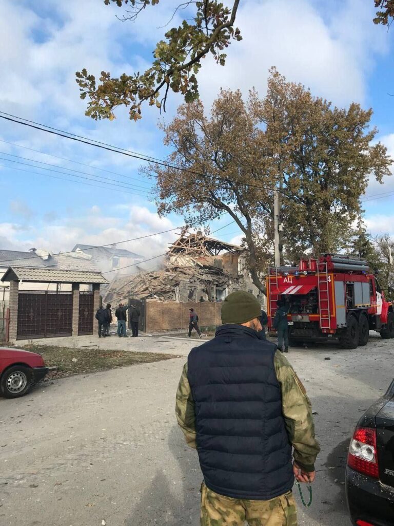 Щонайменше 15 поранених та 5 загиблих: в окупованому Скадовську на Херсонщині “прилетіло” у базу військових РФ