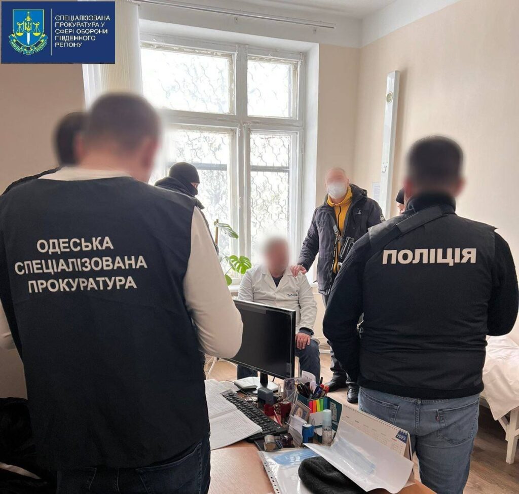 Затримали на гарячому: в Одеській області викрили лікаря, який за гроші виготовляв фіктивні довідки для ухилянтів