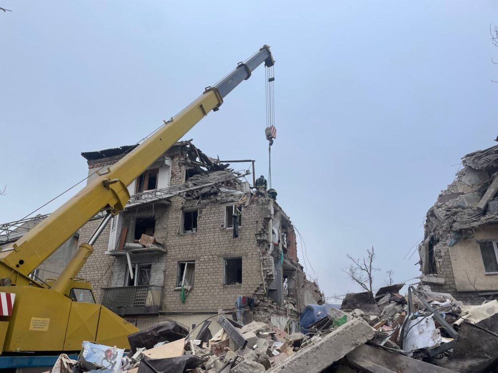 Обстріл багатоповерхівки в Селидовому: кількість жертв зросла до трьох