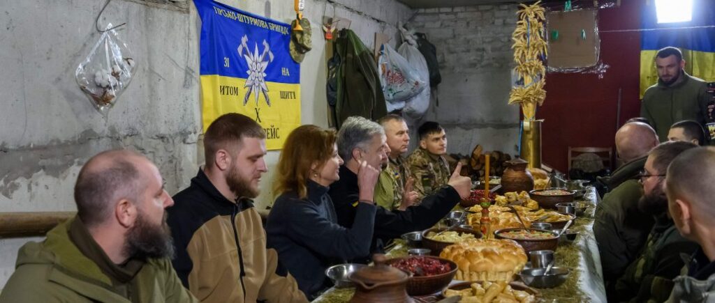 “Нехай Господь подарує Україні мир”: Петро та Марина Порошенки завітали до воїнів ЗСУ та привітали українців з Різдвом Христовим