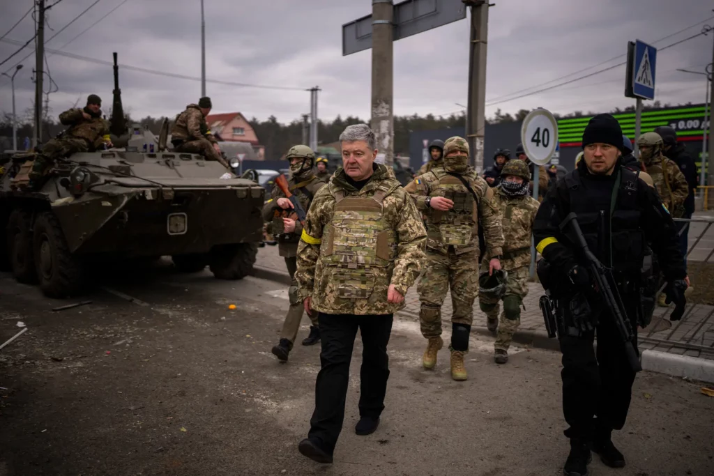 The New York Times: влада заблокувала виїзд у Вашингтон лідеру опозиції Порошенку, який планував лобіювати додаткову військову підтримку України