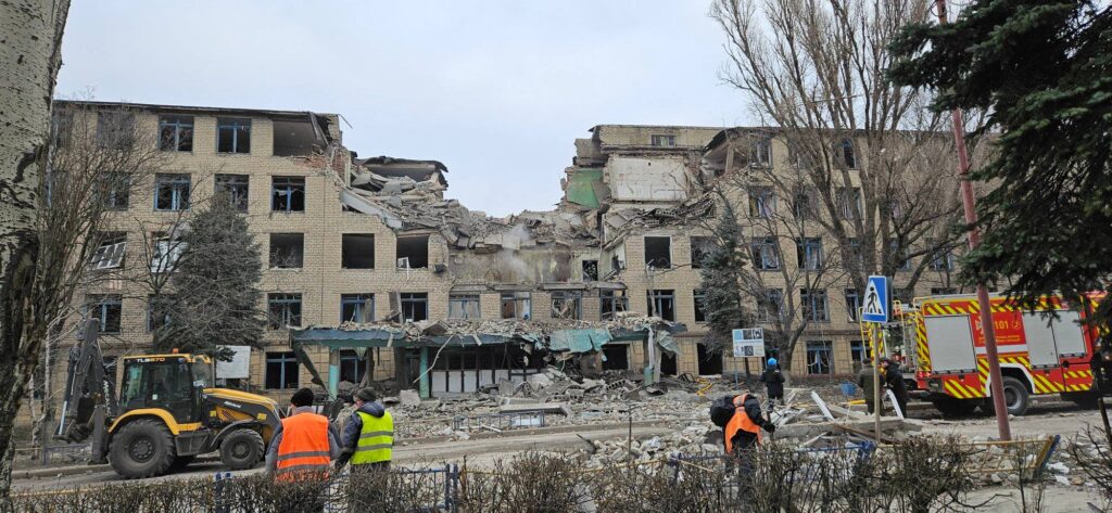 РФ ударила ракетами С-300 по Селидово: разрушены учебное заведение и многоквартирный дом